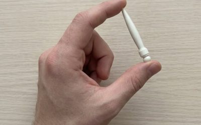 Nenavaden predmet, najden v postelji, sproža skrivnost in nelagodje, preden preprosta razlaga razkrije pozabljeno orodje, ki so ga pustili slikarji, in pokaže, kako domišljija spremeni običajne predmete v zagonetna odkritja ter kako kontekst povrne mir, s čimer zmedo spremeni v olajšanje po noči vprašanj, dvomov in nepričakovane radovednosti v znanem domačem okolju.