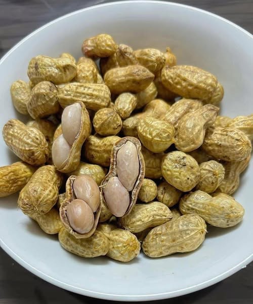 Arašidi so lahko hranljiv dodatek k prehrani starejših odraslih, saj zagotavljajo kombinacijo beljakovin, zdravih maščob, vitaminov in mineralov, ki podpirajo splošno zdravje in energijo.