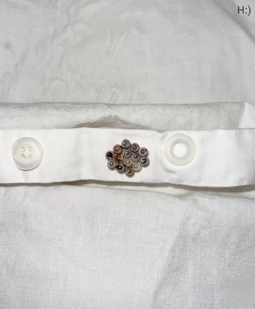 V postelji sem našel te drobne kroglice in skoraj sem dobil srčni napad: to so bile.