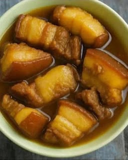 Kdo mi lahko pove ime tega mesa? Celoten recept je v prvi vrsti (𝒞.𝒪.𝑀.𝑀.𝐸.𝒩.𝒯)