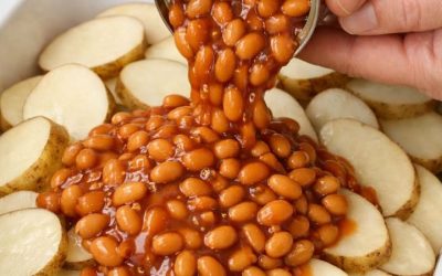 V keramični pekač stresite pečen fižol iz konzerve čez surov narezan krompir russet skupaj z dvema dodatnima sestavinama za obilno večerjo, ki je po mojem okusu.