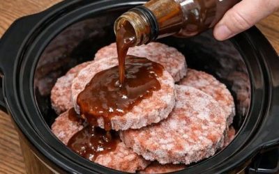 Zamrznjene goveje polpete prelijte z omako iz steklenice za počasni kuhalnik, ki ga bodo vsi oboževali
