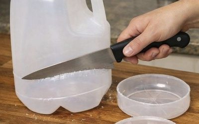 Odrežite dna praznih plastičnih vrčev za mleko (velikosti 3,8 litra) in dveh običajnih čistil za gospodinjstvo, in ljudje ne morejo verjeti rezultatu … Celoten članek