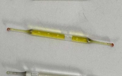 Kaj so to? Med prenovo so jih našli pod kopalniško omarico: majhne steklene cevke, dolge 5 cm, napolnjene s tekočino. Kakšne ideje?