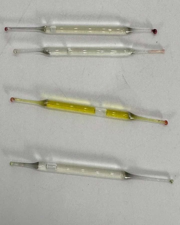Kaj so to? Med prenovo so jih našli pod kopalniško omarico: majhne steklene cevke, dolge 5 cm, napolnjene s tekočino. Kakšne ideje?