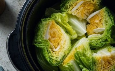 Če iščete preprost, krepčilen in tolažilen obrok, je ta zeljna enolončnica iz počasnega kuhalnika odlična izbira. Z le nekaj sestavinami in minimalnim trudom lahko ustvarite toplo in okusno jed, ki se poda tako med napornimi delovniki kot sproščenimi vikendi.  Počasni kuhalnik opravi vse delo in počasi meša okuse v bogat in zadovoljiv obrok, v katerem lahko uživa vsa družina.  Sestavine 1 srednje velika glava zelja, narezana na krhlje 300–400 g prekajene klobase, narezane 1 pločevinka narezanih paradižnikov 1 skodelica piščančje ali zelenjavne juhe Sol in poper po okusu Po želji: česen, čebula ali paprika za dodaten okus Navodila        Več si preberite na naslednji strani >>