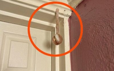 Z možem sva med počitnicami rezervirala hotelsko sobo. V hotelski sobi sem odkrila tole. Že pol ure gledam, pa še vedno ne morem ugotoviti, kaj je to. Ali kdo ve? Odgovor najdete v prvem komentarju.