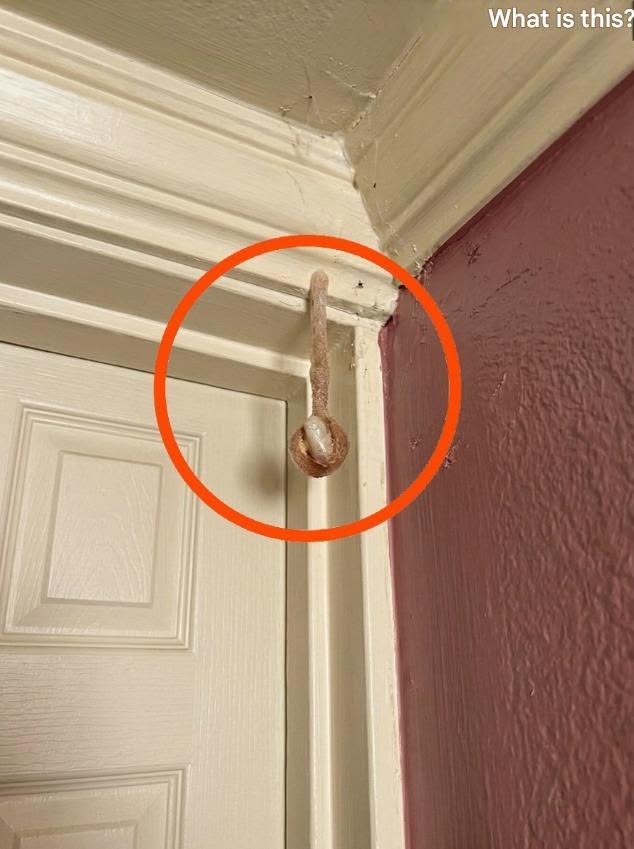Z možem sva med počitnicami rezervirala hotelsko sobo. V hotelski sobi sem odkrila tole. Že pol ure gledam, pa še vedno ne morem ugotoviti, kaj je to. Ali kdo ve? Odgovor najdete v prvem komentarju.