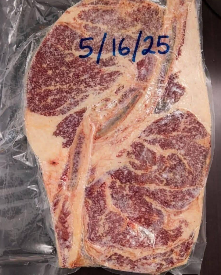 Popoln ribeye zrezek s kostjo (restavracijske kakovosti doma) Če iščete vrhunsko izkušnjo z zrezkom, je ribeye zrezek s kostjo težko premagati. Bogato