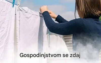 Čeprav vas sonce morda mika, da bi oblačila obesili na prosto, strokovnjaki priporočajo, da jih sušite v zaprtih prostorih. Zakaj, si preberite v komentarju 1.