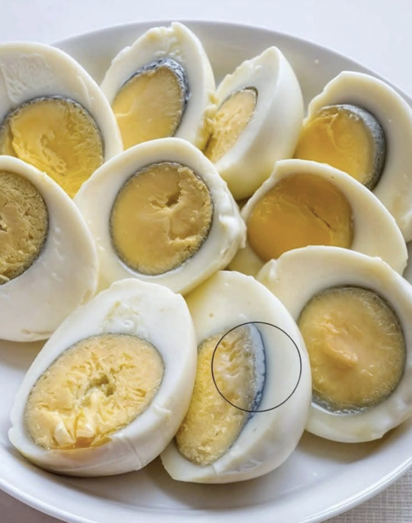 Če imajo vaša jajca zelen obroč okoli rumenjaka, to pomeni, da …😮🥚👇Glej prvi komentar