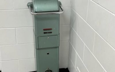 To sem odkril v zelo stari šolski kopalnici iz dvajsetih let prejšnjega stoletja. Kaj je ta stvar?