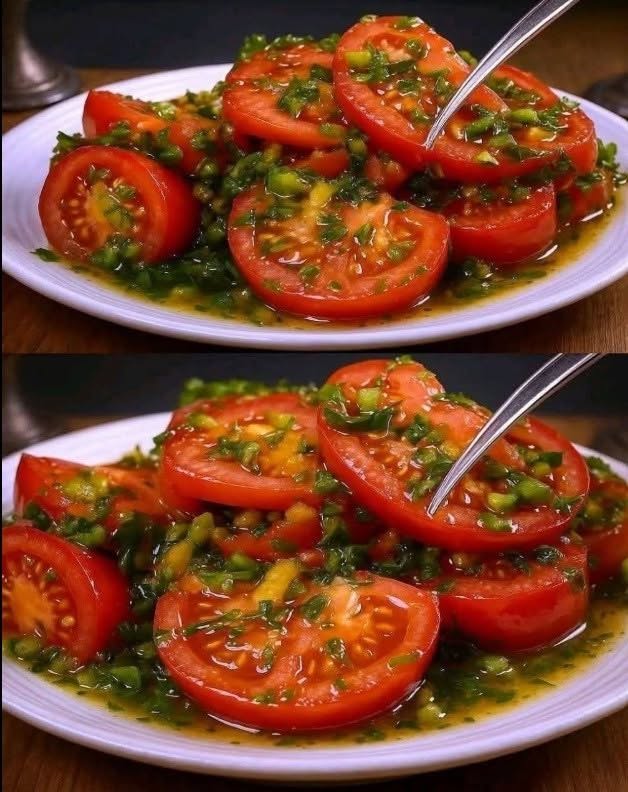 Prosili so me, naj ponovno objavim Čarobno paradižnikovo solato; nikoli je ne boste želeli pripraviti drugače … Oglejte si recept (vem, da vsi nestrpno pričakujete, kaj sledi, zato če želite prebrati več, izberite »Vsi komentarji«). 𝒕𝒐𝒅𝒂 𝒍𝒂 𝑯𝑰𝑺𝑻𝑶𝑹𝑰𝑨𝑪.”