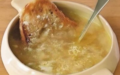 Tradicionalna čebulna juha: klasična topla večerja